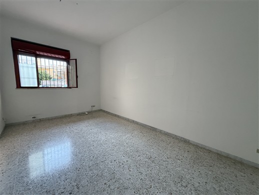Locale Categoria Catastale A/10. Piano Terra, Ingresso Indipendente.